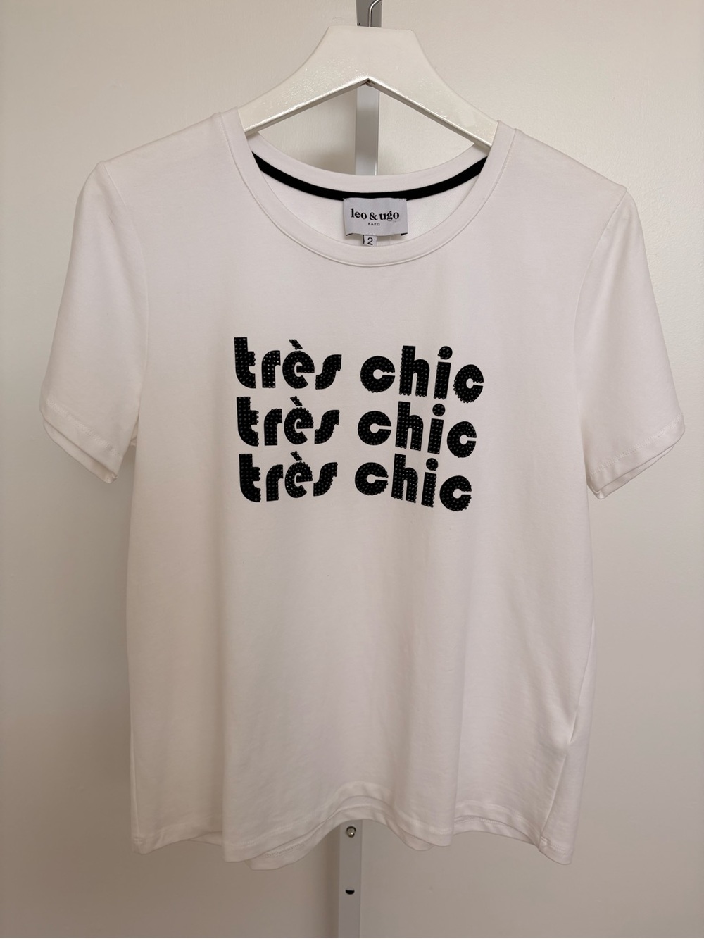 White "Très Chic" Short Sleeve Graphic Tee